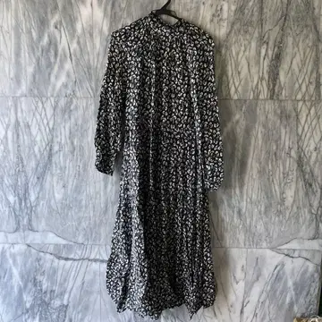 ZARA 블랙 앤 화이트 꽃무늬 긴팔 원피스