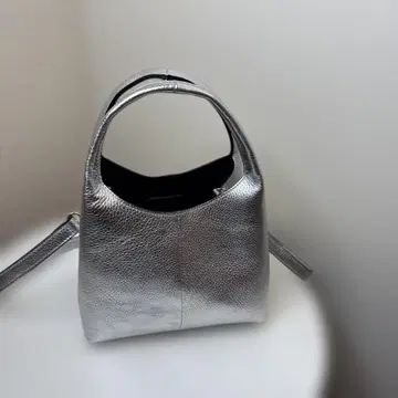 새상품 이번 시즌 캐서린 로스 셀렉 이탈리아제 실버 가죽 숄더백