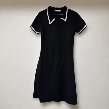 블랙의 폴로 칼라 무릎 기장 원피스