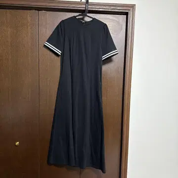 미사용 새상품 보더스 앳 발코니 블랙 반팔 무릎 기장 원피스