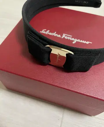 컨디션 최상 Salvatore Ferragamo 페라가모 머리띠 블랙