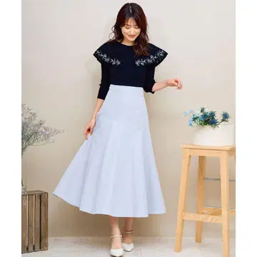 새상품급 노엘라 절개 플레어 스커트