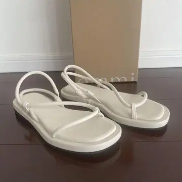 새상품급 emmi 화이트 eco 플랫 스트랩 샌들