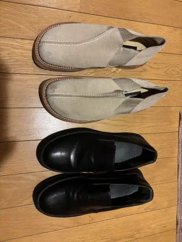 코무사! 베이지 스웨이드와 아줄! 블랙 가죽 로퍼 세트