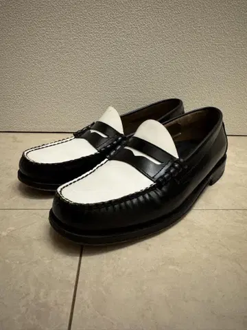 가죽 모카신 스타일 로퍼 블랙 화이트
