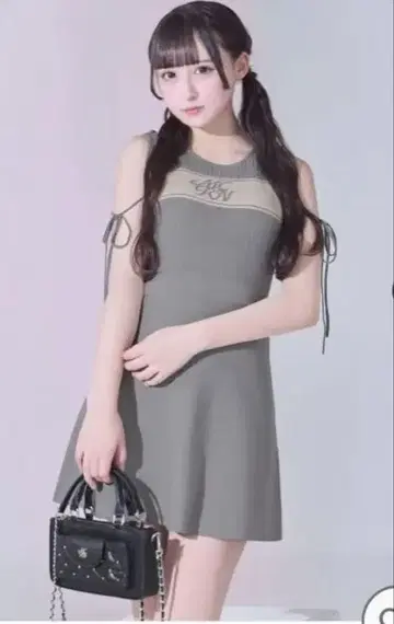 미셸 마카롱 로고 니트 슬리브리스 원피스