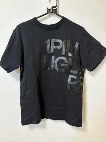 1PIU1UGURE 블랙 티셔츠