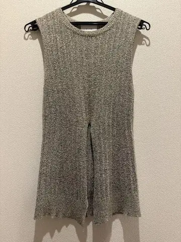 CLANE center slit no sleeve knit tops