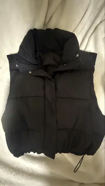 블랙 후드 부착 다운 베스트