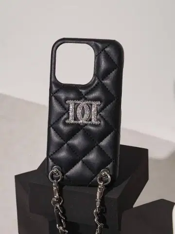 Darich 스톤 로고 퀼팅 iPhone 케이스 15