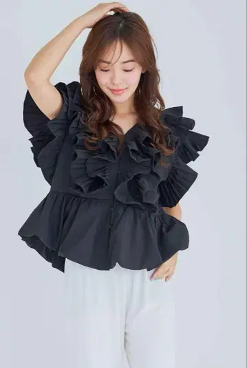 프릴 장식 블랙 V넥 반팔 상의