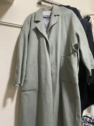 올리브 그린 롱 코트, 프론트 포켓 부착으로 스타일리시합니다.