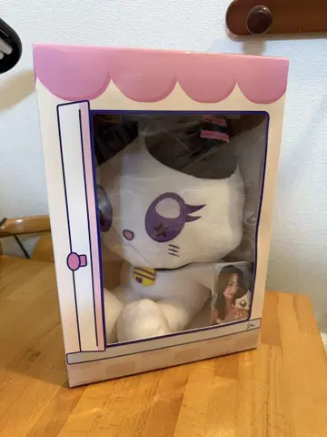 앉아있는 마이즈 모나 (미사용 새상품)