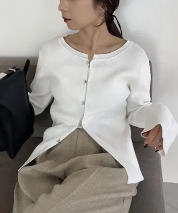카프리슈 레마쥬 후크 버튼 가디건 화이트 플레어 슬리브