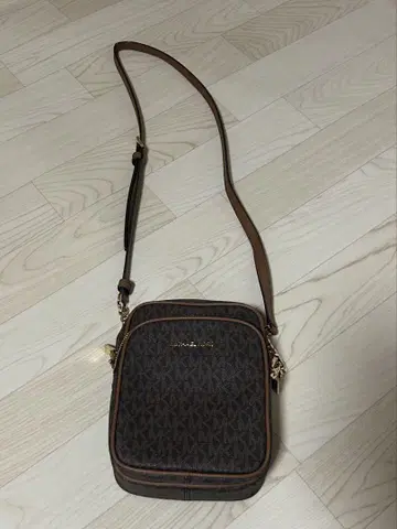 MICHAEL KORS 모노그램 숄더백