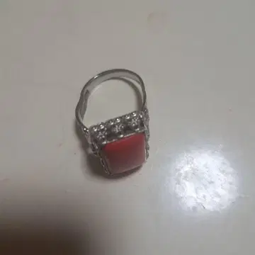 빨간색 스톤이 달린 실버 반지