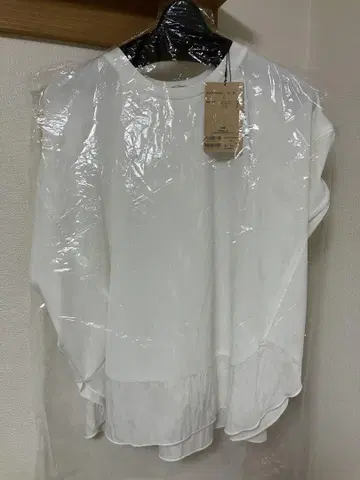 택 포함 새상품 비어즐리 라운드 헴 T 화이트 BEARDSLEY