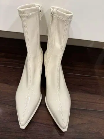 화이트 스틸레토 부츠