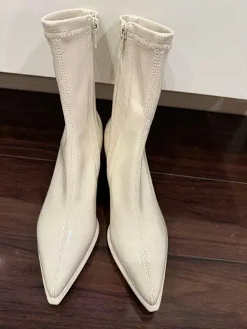 화이트 스틸레토 부츠