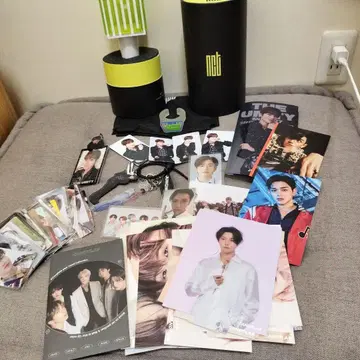 NCT 응원봉과 포토 카드 세트