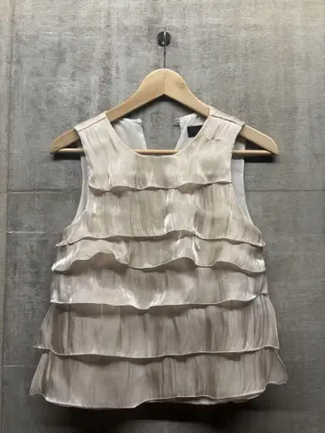 ZARA 프릴 상의