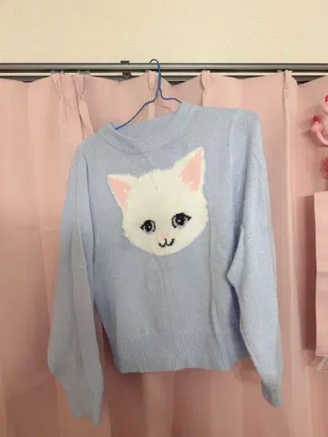 고양이 얼굴 디자인 스카이블루 니트 스웨터