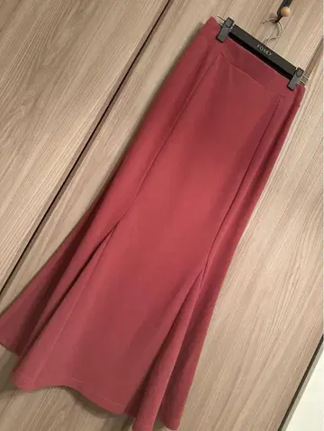 흔들릴 때마다 멋진 가을 라즈베리 플레어 스커트