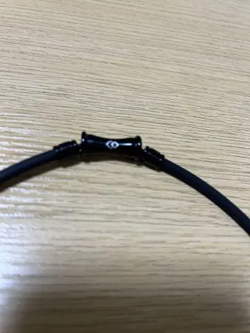 심플한 블랙 목걸이의 끝 부분