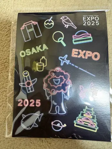 오사카 엑스포 2025 네온풍 핀 배지 블랙 미야쿠미야쿠
