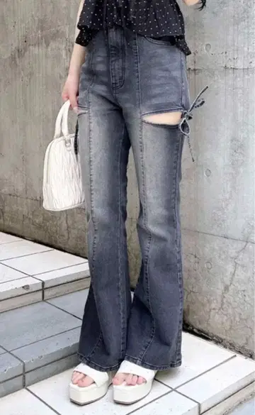 INGNI 사이드 리본 컷 아웃 플레어 데님 팬츠