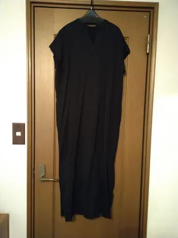 카프네 블랙 롱 원피스 V넥 반팔