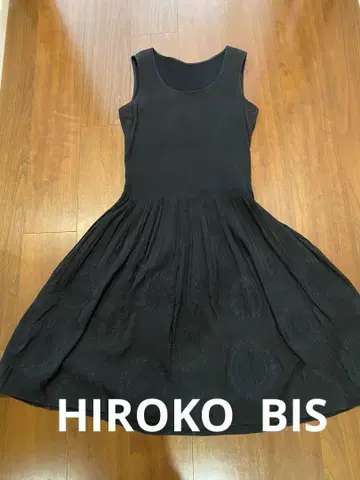 HIROKO BIS 블랙 슬리브리스 무릎 기장 원피스