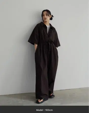 하프 슬리브 점프 수트