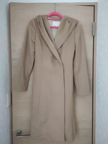 후드 부착 베이지 롱 코트