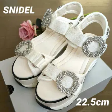 SNIDEL 스나이델 비쥬 디테일 통굽 샌들 화이트
