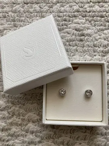 1회 사용 SWAROVSKI 스터드 귀걸이 라운지컷