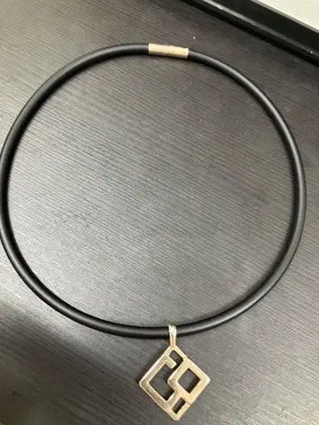 코란토테 가죽 목걸이