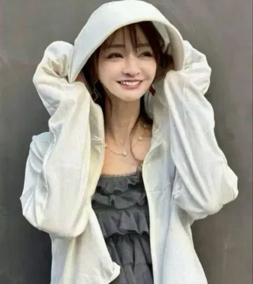 나루세 아이리 차광 후드티 시노부 화이트 후드티 화이트