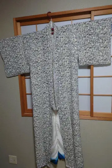 코몬 기모노 화이트 베이스 검은 나비 무늬 순수 실크 이중 기모노