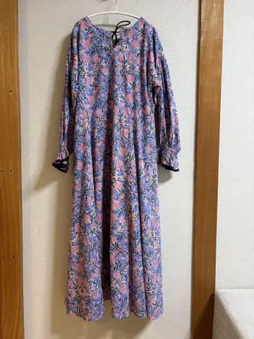 neela 깔끔한 실루엣의 밑단 흔들림 플레어 원피스 블록 프린트