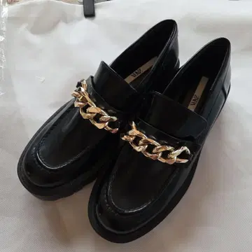 [ 새상품급 ] ZARA 인조 가죽 체인 로퍼 통굽 로퍼