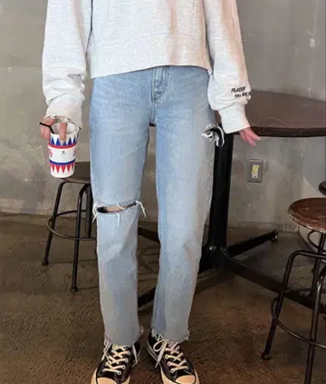 ISOOK 데미지 테이퍼드 데님