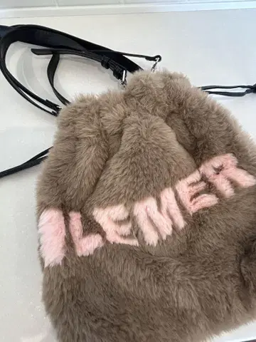 ILEMER 백 베이지 퍼 핑크 로고