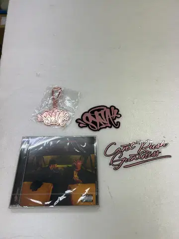 central cee syna world 한정품 CD와 키링 스티커