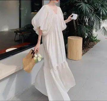 화이트 롱 원피스 벌룬 쓰리 buttery Vneck dress