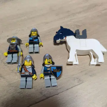 LEGO 기사 미니피규어 4체와 말