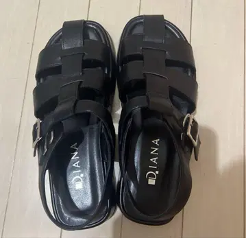 DIANA 구르카 샌들