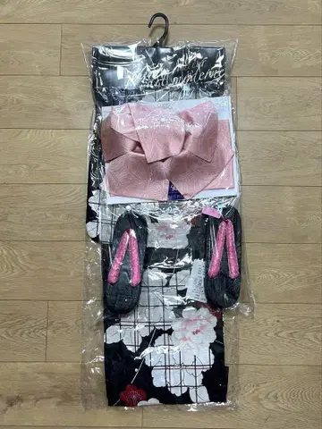 블랙과 화이트 꽃무늬 유카타 오비 일본 나막신 3종 세트