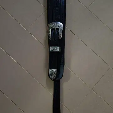 블랙 가죽 스트랩 엠보싱 가공