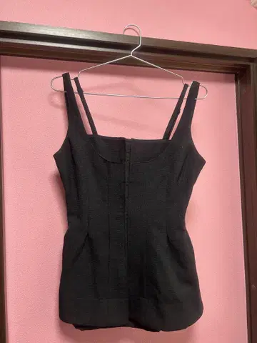 블랙 컷 아웃 뷔스티에